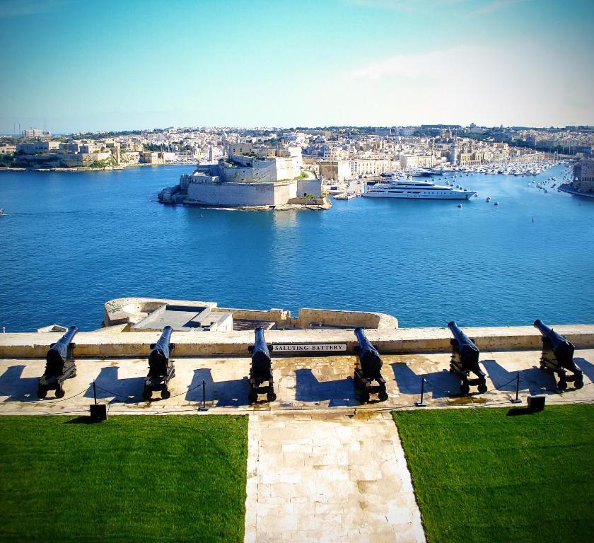 Spinola Bay Top Floor Seafront 3 Bedroom Apartment With Panoramic Sea Views - By Getawaysmalta San Ġiljan Buitenkant foto